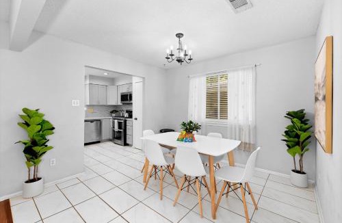 Milwood House | Pet Friendly - Q2 & Domain - King Bed - Pool Table