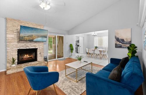Milwood House | Pet Friendly - Q2 & Domain - King Bed - Pool Table