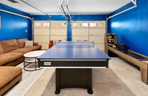 Milwood House | Pet Friendly - Q2 & Domain - King Bed - Pool Table