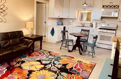 Seguin Cottage | Pet Friendly - Quaint Seguin Cottage - Convenient to Downtown