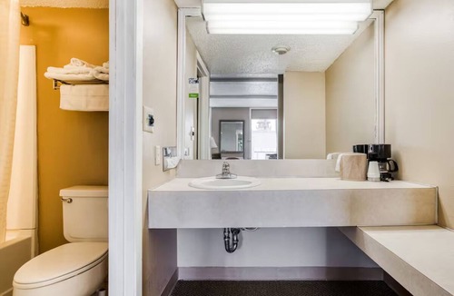 Wichita Falls Hotel | Pet-Friendly Queen Bed Room – Free Parking & Ideal for Budget Travelers