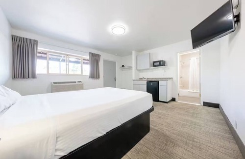 Hollywood District Hotel | Pet-Friendly Queen Room with Essentials Near Restaurants + Free Parking