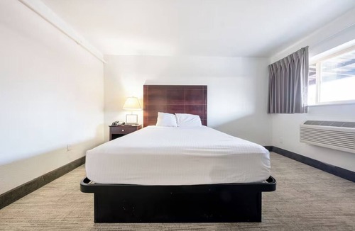 Hollywood District Hotel | Pet-Friendly Queen Room with Essentials Near Restaurants + Free Parking