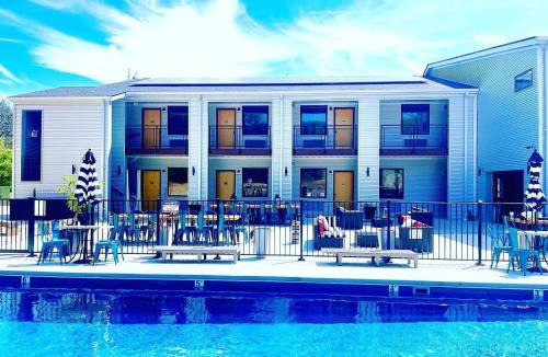 Pacific Hotel | Pet friendly queen room for 2