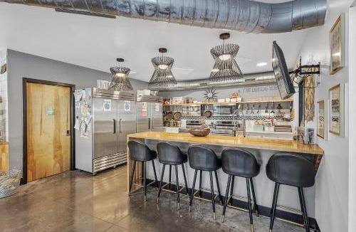 Pacific Hotel | Pet friendly queen room for 2