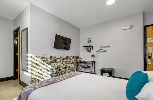 Pacific Hotel | Pet friendly queen room for 2
