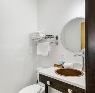 Pacific Hotel | Pet friendly queen room for 2