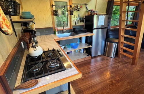 White Salmon Hotel | Pet friendly, quiet tiny house with bedroom and queen loft