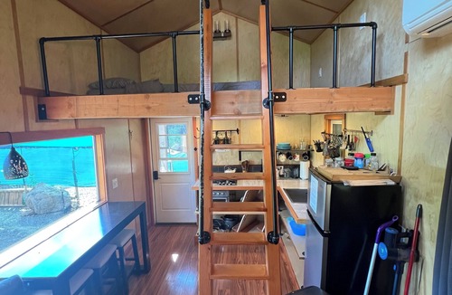 White Salmon Hotel | Pet friendly, quiet tiny house with bedroom and queen loft