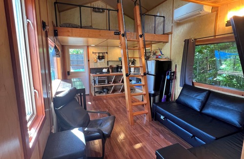 White Salmon Hotel | Pet friendly, quiet tiny house with bedroom and queen loft