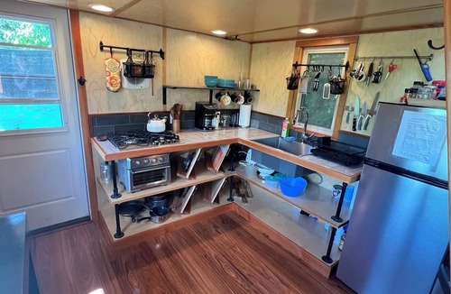 White Salmon Hotel | Pet friendly, quiet tiny house with bedroom and queen loft