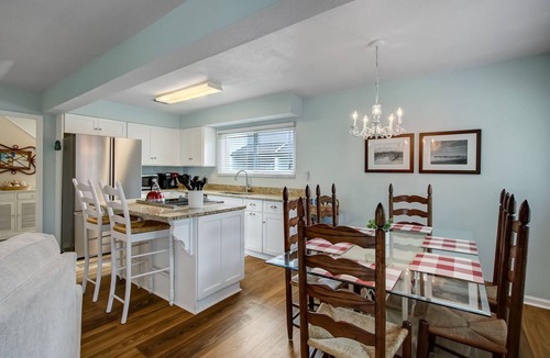 Fernandina Beach House | Pet Friendly | Renovated Forest Ridge Villa | 5-7 Minute Walk to the Beach | Community Pool & Tennis