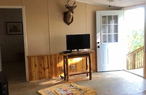Yellville Cottage | PET FRIENDLY REASONABLY PRICED MOUNTAINTOP COTTAGE
