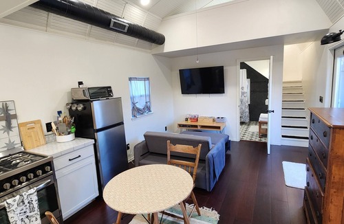 Staples Cottage | Pet-Friendly Relaxed Tiny Cottage