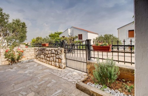 Cove Murtar Apartment | Pet-Friendly Retreat for Two