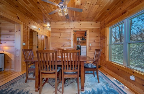 Lynn House | Pet-Friendly Retreat in Comfortable 4BR Bears Den