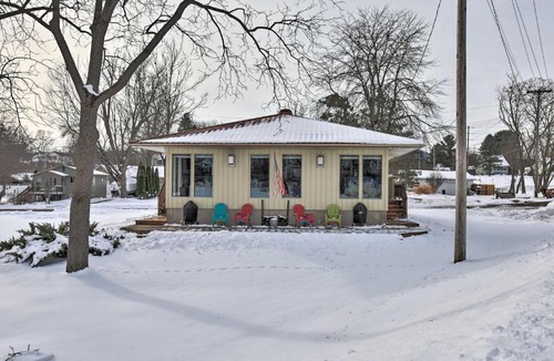 Wabasha Apartment | Pet-Friendly Retreat w/Deck: Steps to Marina!