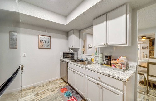 Tulsa House | Pet-Friendly Retreat w/Yard, 12 Mi to Dtwn Tulsa