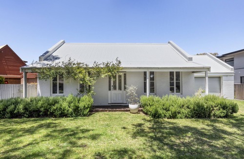 Barwon Heads House | Pet friendly Riverside Retreat