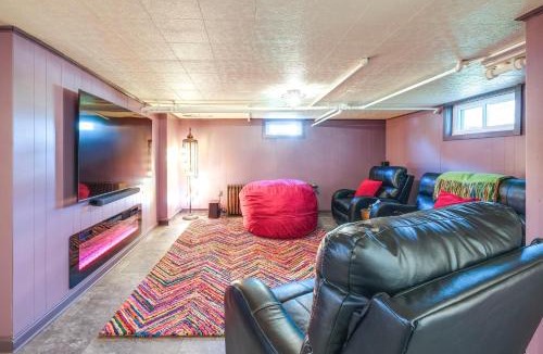 Roanoke House | Pet-Friendly Roanoke Retreat w/Theater