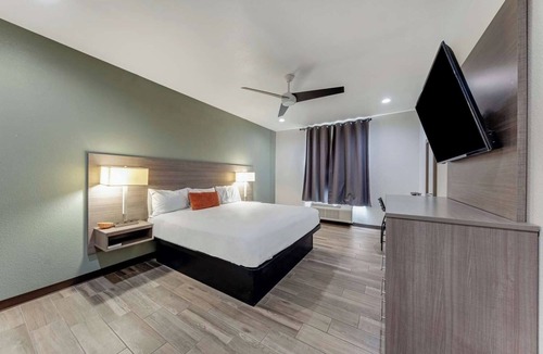 Eastside Promise Neighborhood Hotel | Pet-Friendly Room Near The Alamo w/Free Breakfast Included - DT Location