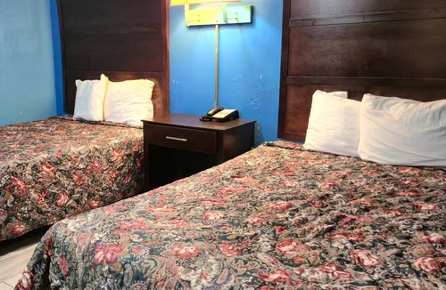 Cleveland Hotel | Pet-Friendly Room Perfect for Stopovers, Near Local Dining & Popular Landmarks