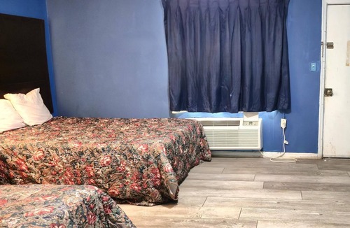 Cleveland Hotel | Pet-Friendly Room Perfect for Stopovers, Near Local Dining & Popular Landmarks