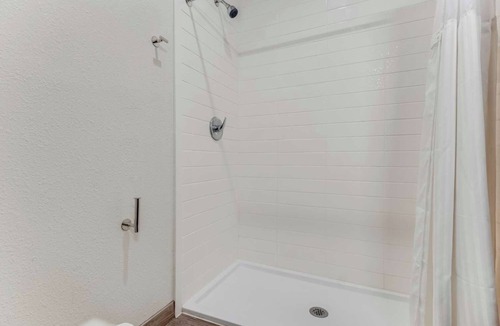 Eastside Promise Neighborhood Hotel | Pet-Friendly Room w/Free Breakfast Near Alamodome – Ideal for Events & Games