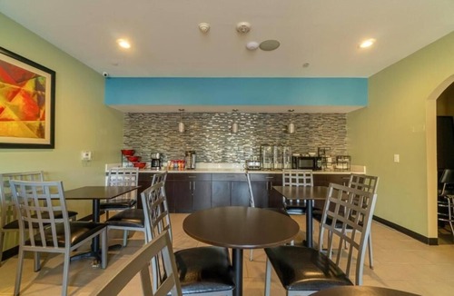 Moulton Hotel | Pet Friendly Room With Parking Near Kloesel’s And Breakfast Included