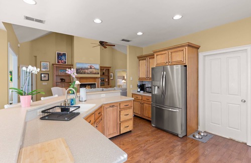 Saint Simons Heights House | Pet Friendly | Spacious Kitchen | Wine Fridge | Garage | Decks | Bonus Room | Fenced Backyard