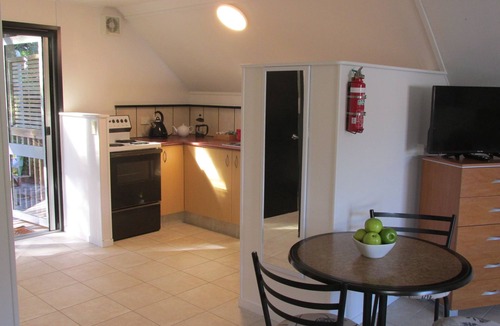 Haruru Apartment | Pet friendly, self-contained loft with private deck & small garden