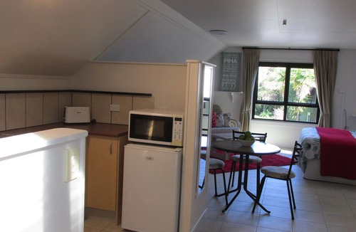 Haruru Apartment | Pet friendly, self-contained loft with private deck & small garden