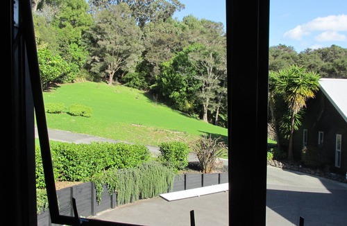 Haruru Apartment | Pet friendly, self-contained loft with private deck & small garden