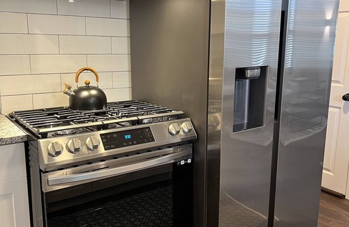 Kingston House | Pet Friendly Spacious Luxe Corner House for Professionals - Left Side