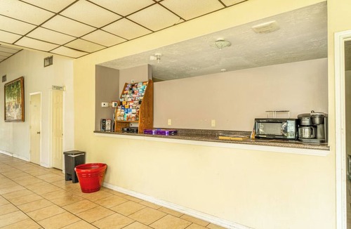 Livingston Hotel | Pet-Friendly Stay Near Lake Livingston Adventures w/2 Full Beds
