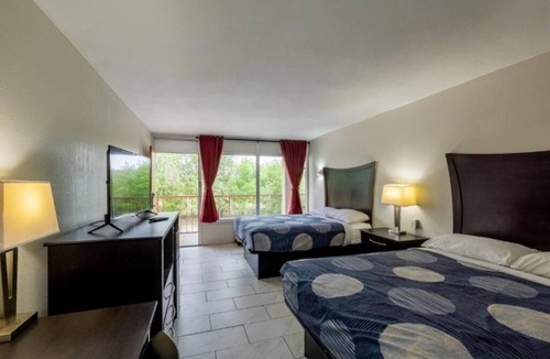Beeville Hotel | Pet-Friendly Stay w/Breakfast + Parking | 3 Rooms for Families & Groups