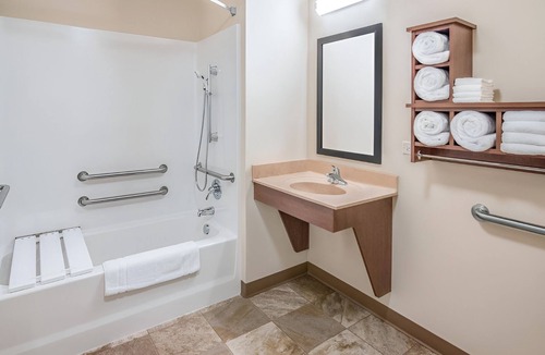 Berwick Hotel | Pet-Friendly Stay w/Full Kitchen Near Cascade Falls & Iowa State Fairgrounds