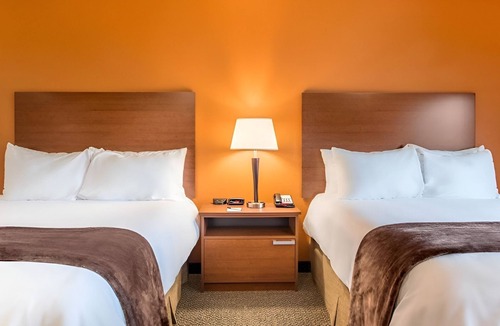 Berwick Hotel | Pet-Friendly Stay w/Full Kitchen Near Cascade Falls & Iowa State Fairgrounds