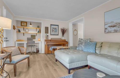Newport House | Pet friendly - steps to water!
