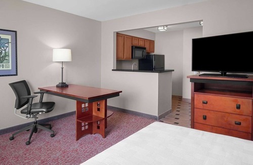 Folsom Hotel | Pet-Friendly Studio w/Kitchenette, Close to Folsom Zoo Sanctuary