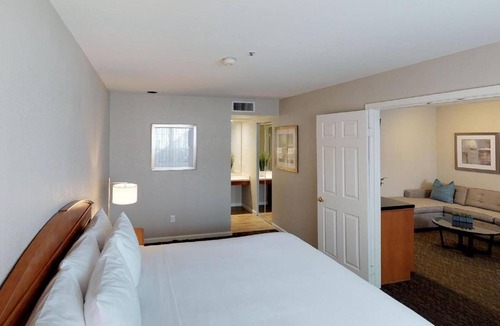 Brea Hotel | Pet-Friendly Suite | Kitchenette, Free Breakfast | Near Nixon Library - 2.8 mi