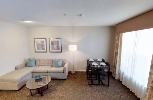 Brea Hotel | Pet-Friendly Suite | Kitchenette, Free Breakfast | Near Nixon Library - 2.8 mi