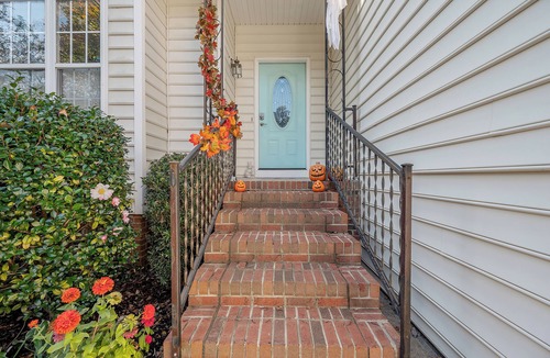 Southwest Raleigh House | Pet friendly Sweet Ranch Home near NCSU, Centennial campus & RDU
