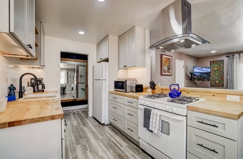 Tahoe Paradise House | Pet Friendly & Tranquil Home with Hot Tub