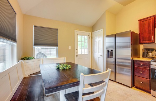 Bryan Cottage | Pet-friendly Texas Retreat w/Fenced-in Yard!