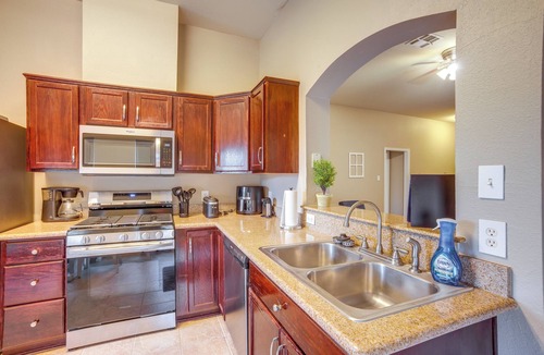 Bryan Cottage | Pet-friendly Texas Retreat w/Fenced-in Yard!