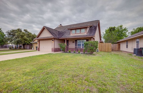 Bryan Cottage | Pet-friendly Texas Retreat w/Fenced-in Yard!