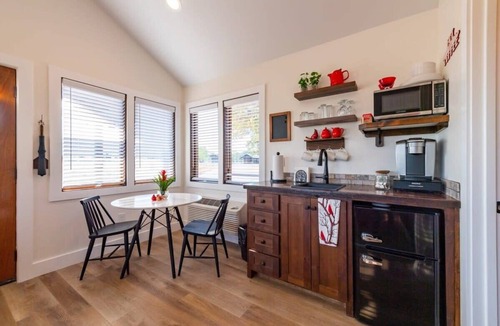 Elm Mott Ski Chalet | Pet Friendly The Cardinal Cabin 15MIN to Magnolia