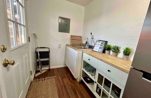 West Odessa Cabin | Pet-Friendly Tiny House w/King Bed & Fast Wi-Fi