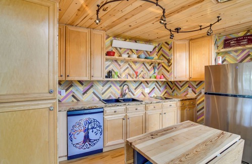 Hartsel Cabin | Pet-Friendly Treehouse w/Deck & Yard in Hartsel!